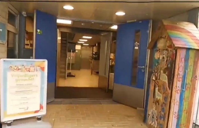 De open blauwe deuren van de ingang van Buurtcentrum Het Kardoes